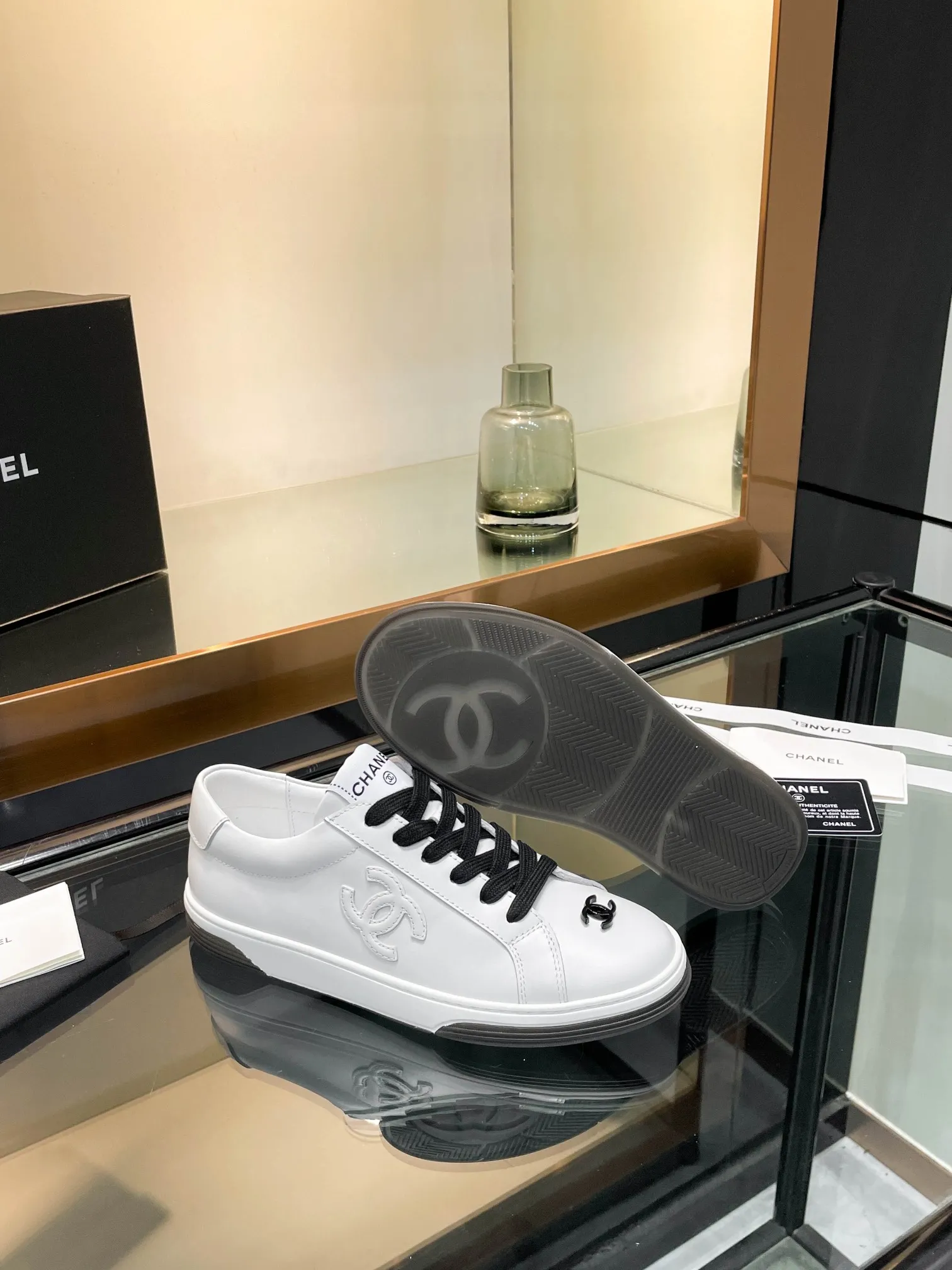 👟👟Ex-factory price 520👟👟Chanel Chanel 25SF latest model full leather panda color white shoes casual sports shoes skateboard shoes original purchase and development production Xiaoxiang C Home Another super popular item in the counter, loved by Internet celebrity bloggers and sisters, and various praises on social platforms. It is very popular, has a high texture, is breathable and super spring and summer. Seeing this issue always arouses the inner desire of girls for fashion. The latest suede material, classic black and white color, full of fashionable feeling on the feet, easy to care for. Fabric: Original customized imported cowhide material. Lining: Customized soft sheepskin lining. Sole: Original molded TPU non-slip outsole. Bottom thickness: 2.5CM. Size: Women's size 35-40 (custom-made sizes 40 are non-refundable)